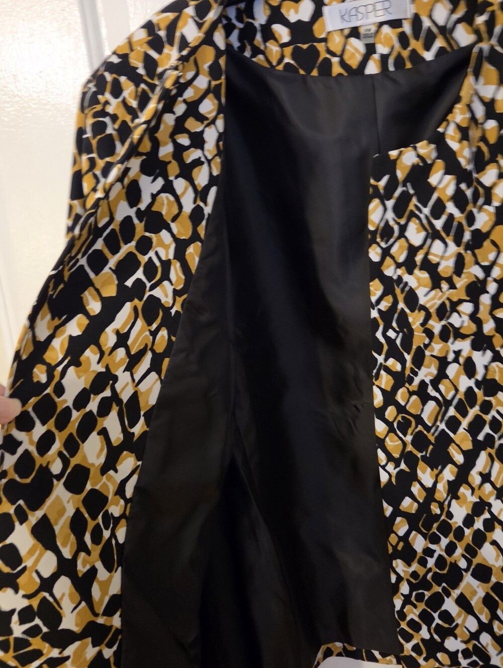 Kasper Black, Gold and White Patterned Open-Front Jacket - Picture 4 of 5